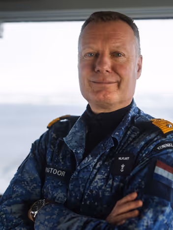 Commandeur George Pastoor op de brug van Zr.Ms. Johan de Witt.