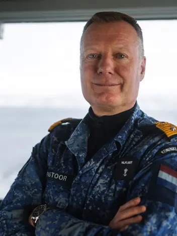 Commandeur George Pastoor op de brug van Zr.Ms. Johan de Witt.