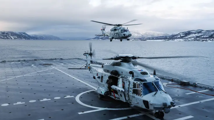 Twee NH90’s stijgen op vanaf Zr.Ms. Johan de Witt.