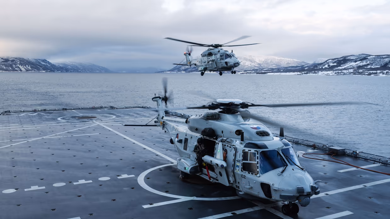 Twee NH90’s stijgen op vanaf Zr.Ms. Johan de Witt.