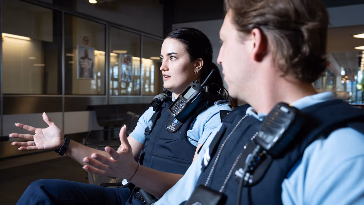 Twee marechaussees zittend naast elkaar.