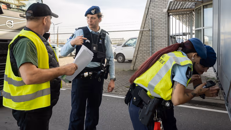 Marechaussees bezig met de controle van de verzegeling van de lading.