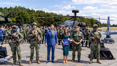 Rangers die een drone met rupsbanden bewaken. 