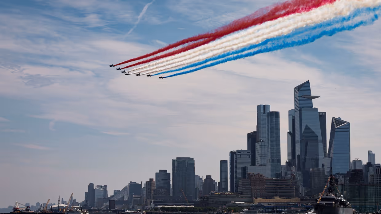 een formatie vliegtuigen van de Patrouille de France met rookspoor.  