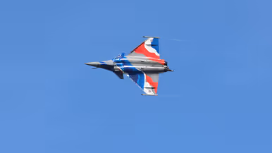 Een Franse Rafale tegen een onbewolkte hemel. 