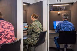 Militairen doen theorie-examen voor hun rijbewijs.