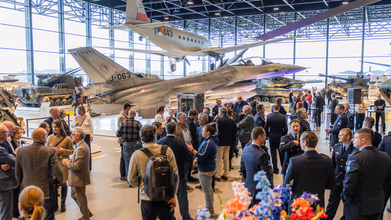 een overzicht van de belangstelling voor de J-063. 