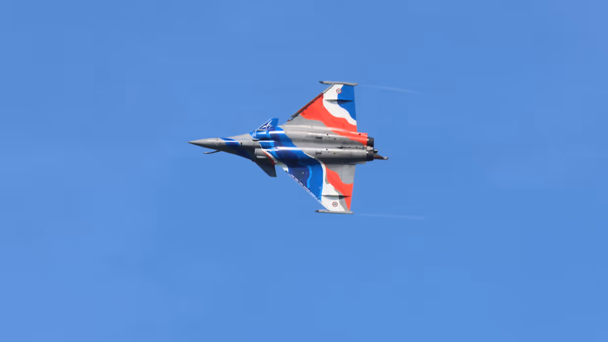 Een Franse Rafale tegen een onbewolkte hemel. 