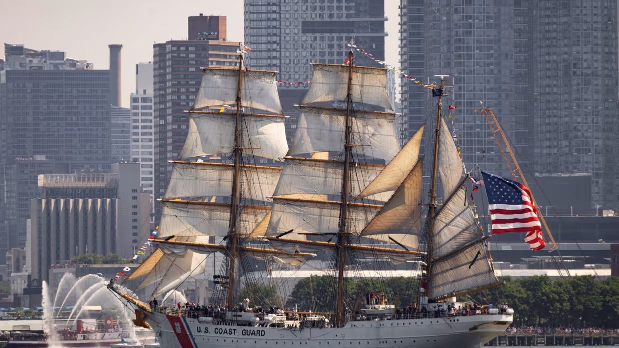 een grote witte viermaster afkomstig uit Chili.