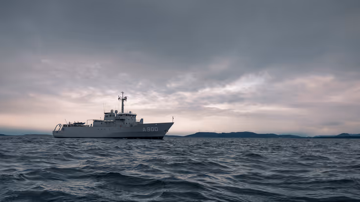 De Mercuur gefotografeerd in een fjord.&nbsp;