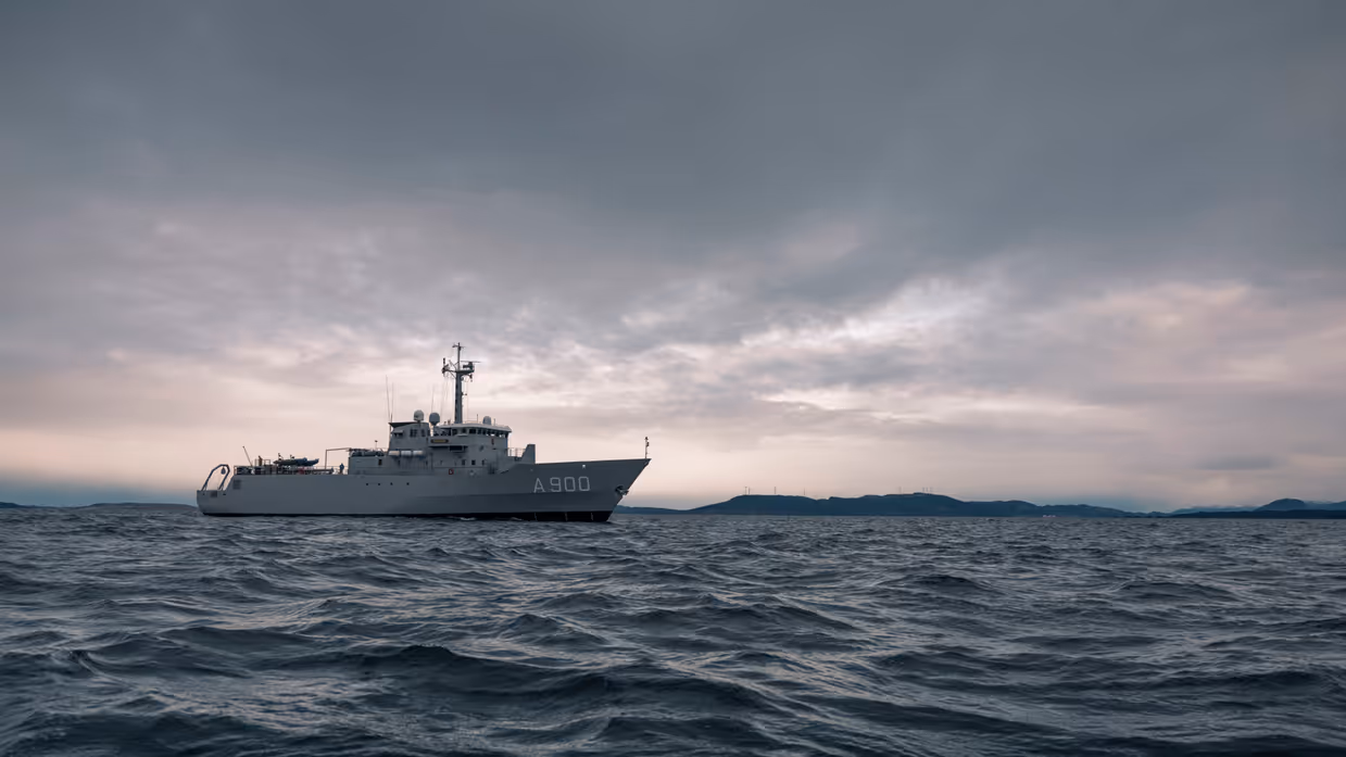 De Mercuur gefotografeerd in een fjord.&nbsp;
