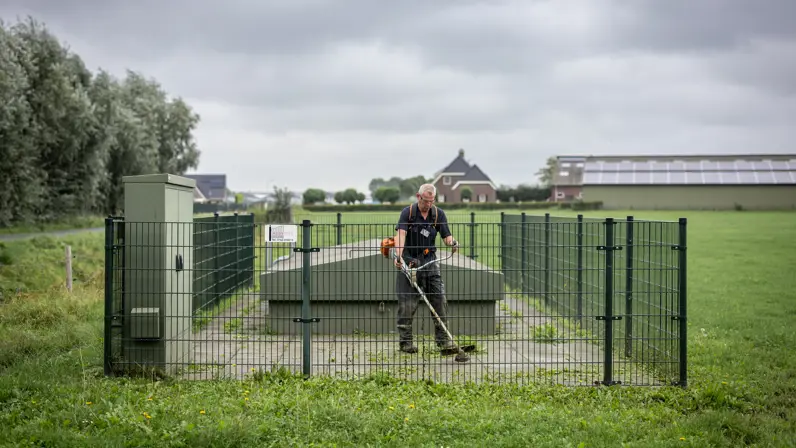Gert die de tegels maait.