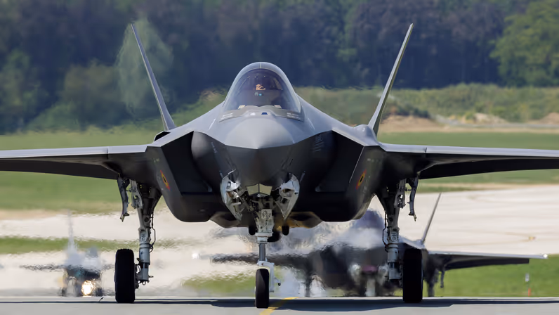een close up vooraanzicht van een F-35. 