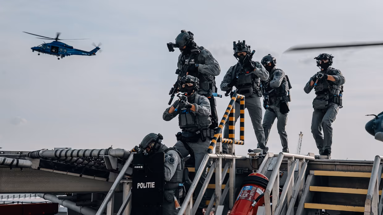 Speciale eenheid met twee helikopters in de achtergrond.
