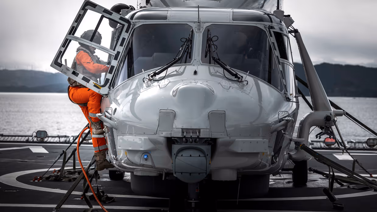 Close-up van de voorzijde van een NH90 op het helidek van de Van Amstel.