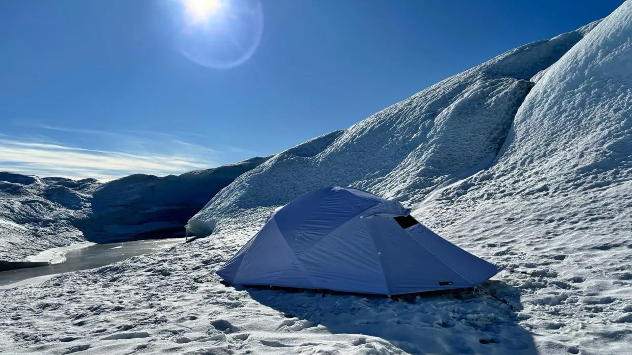 een grote witte omgeving met een witte tent in het midden. 