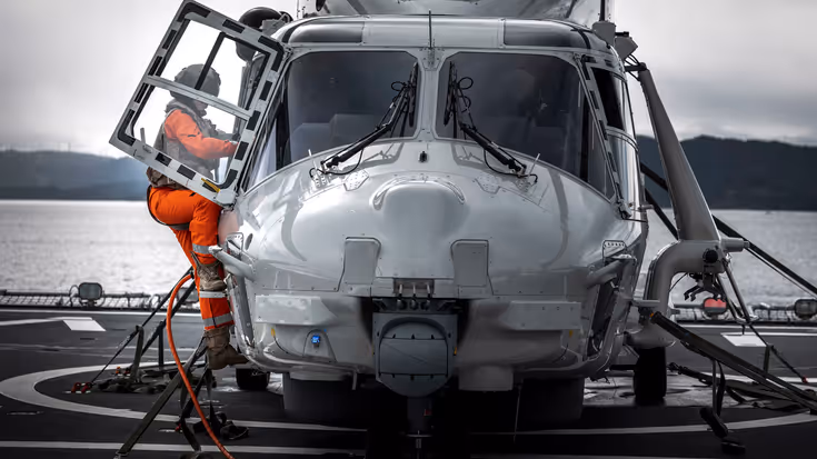 Close-up van de voorzijde van een NH90 op het helidek van de Van Amstel.