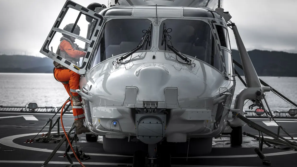 Close-up van de voorzijde van een NH90 op het helidek van de Van Amstel.