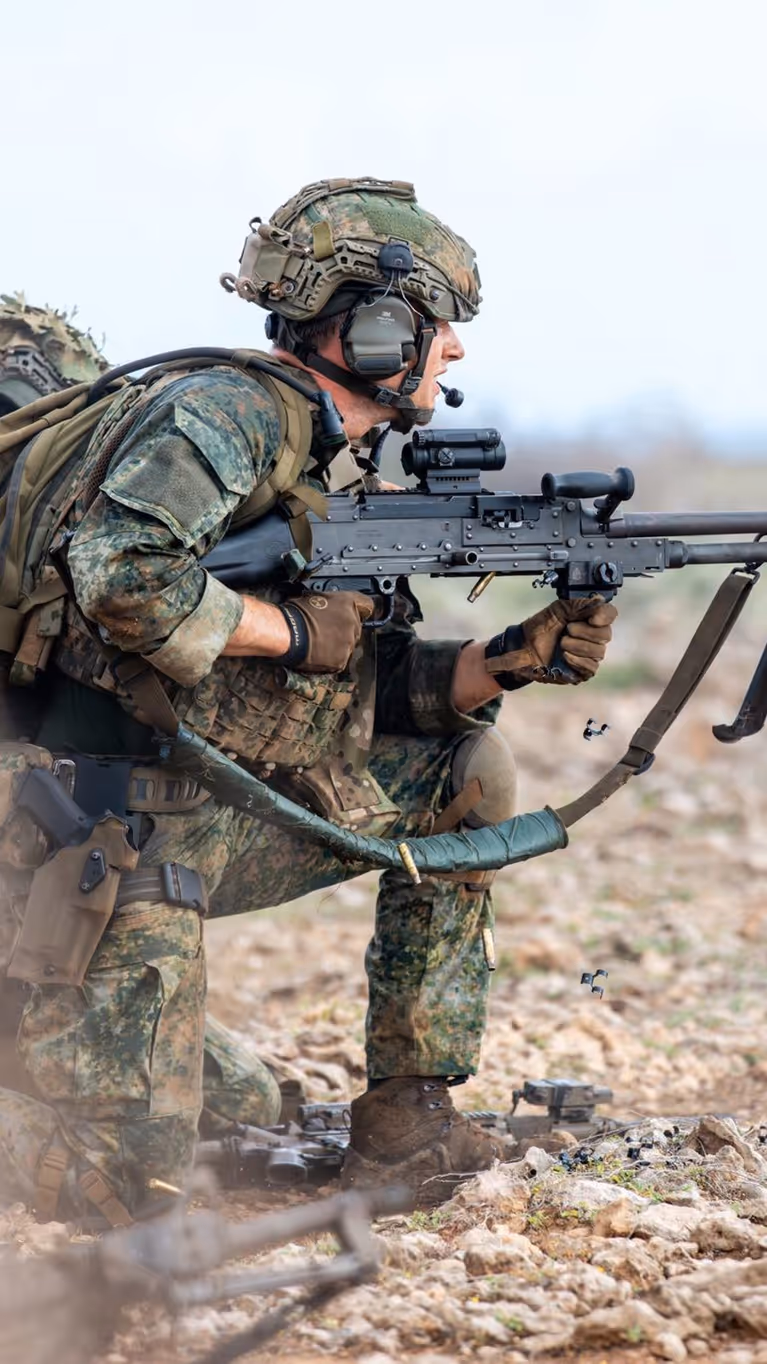 Een marinier vuurt met een MAG mitrailleur.  