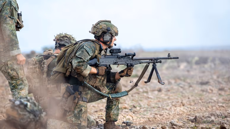 Een marinier vuurt met een MAG mitrailleur.  