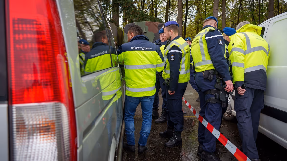 Marechaussees voeren een controle uit, samen met de belastingdienst. 
