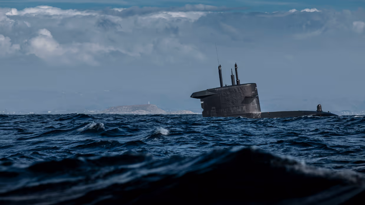 Een onderzeeboot komt schuin omhoog uit het water.