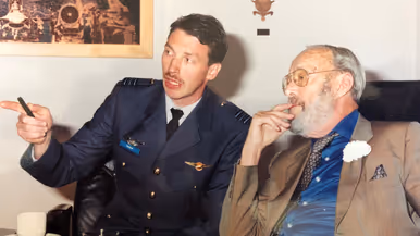 Peter Tankink samen met Prins Bernhard. Op de andere foto de rechter vleugel van de J-063 met daaronder de bewapening. 