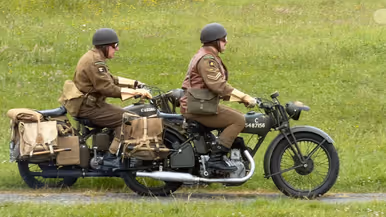 twee Engelse motorrijders zittend op hun motor.