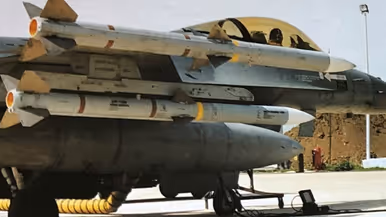 Peter Tankink samen met Prins Bernhard. Op de andere foto de rechter vleugel van de J-063 met daaronder de bewapening. 