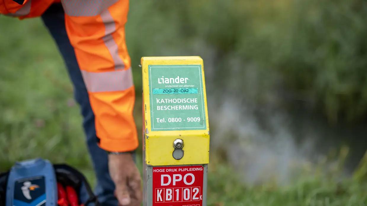een paaltje met daarop de tekst kathodische meetbescherming. 