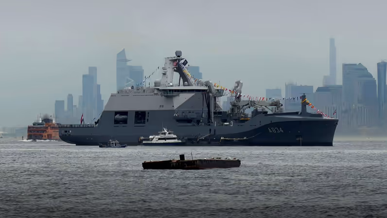 Alttekst: De Den Helder met op de achtergrond het silhouet van New York.  