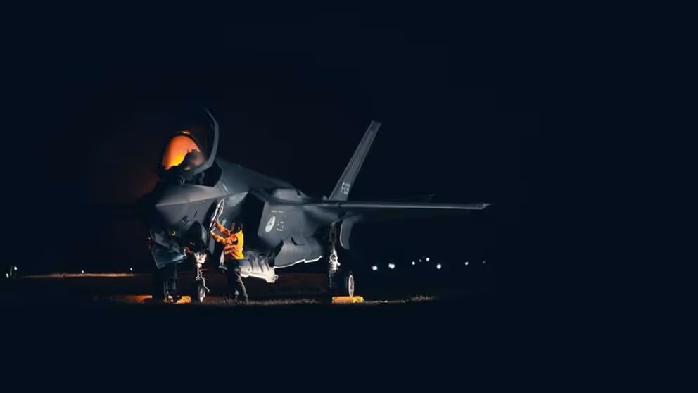 F-35 staat in het donker aan de grond.