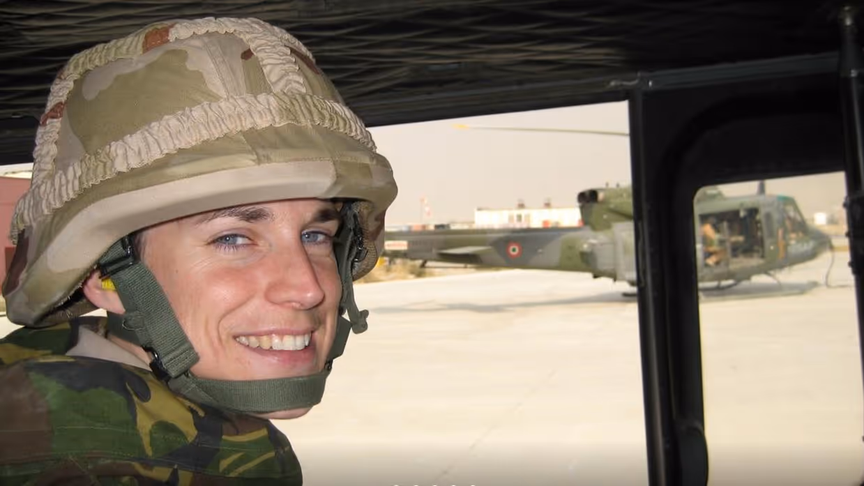 Close-up van Boekholt-O’Sullivan met een militaire helm op.  