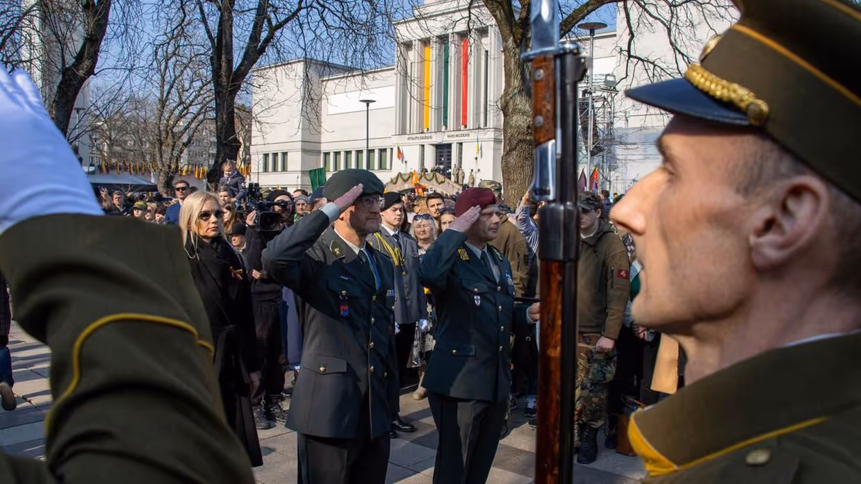 Saluerende soldaten op een plein.