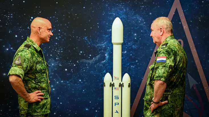 Commandant Luchtstrijdkrachten luitenant-generaal André Steur (links) en kolonel Bernard Buijs, hoofd van het Defence Space Security Centre staan bij een mock-up van een raket. 