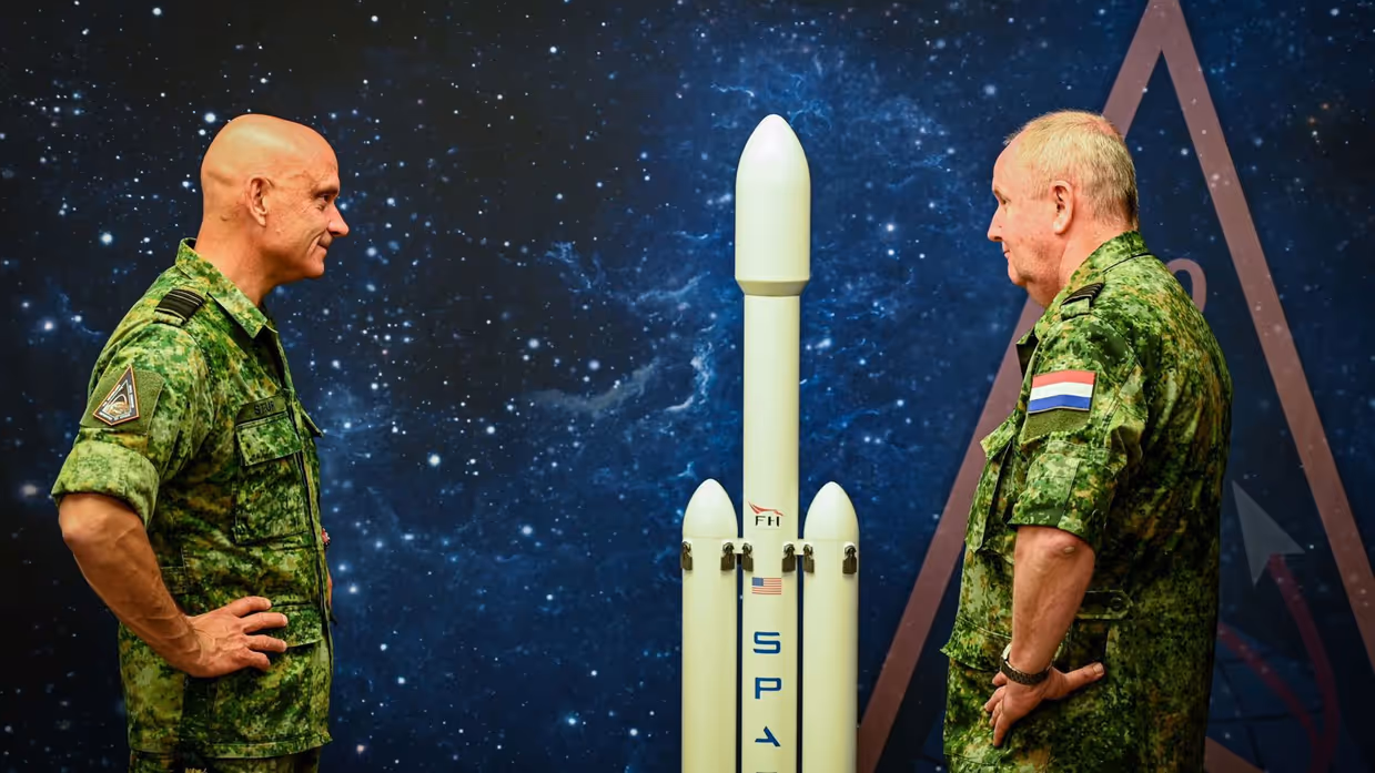 Commandant Luchtstrijdkrachten luitenant-generaal André Steur (links) en kolonel Bernard Buijs, hoofd van het Defence Space Security Centre staan bij een mock-up van een raket. 