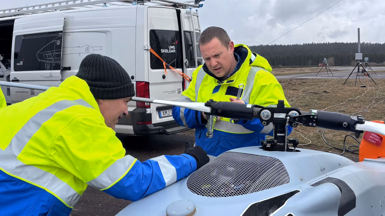 Monteurs bevestigen de propellers