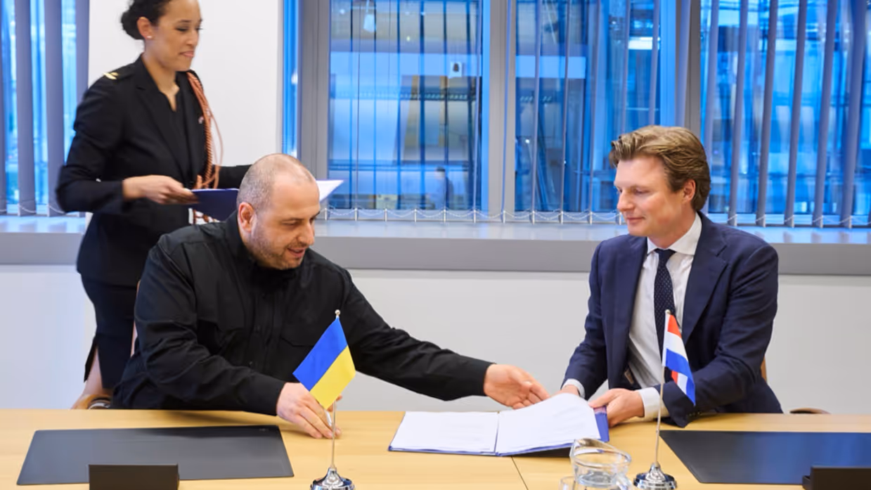 Minister Ruben Brekelmans (rechts) en zijn Oekraiense collega aan een tafel.