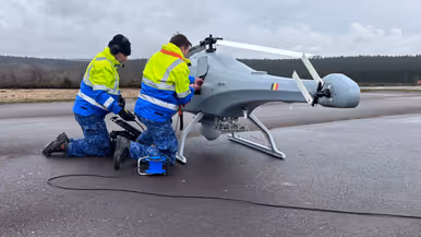 Twee monteurs sleutelen aan de Skeldar 