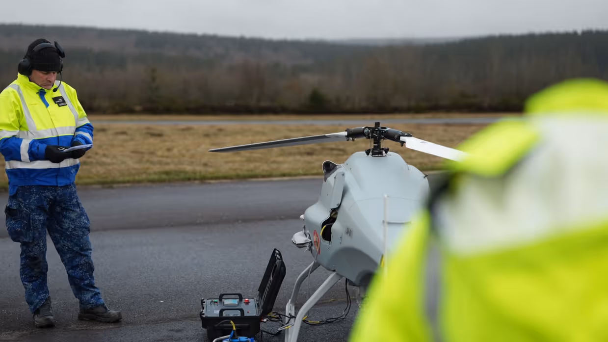 Een monteur kijkt op een scherm 