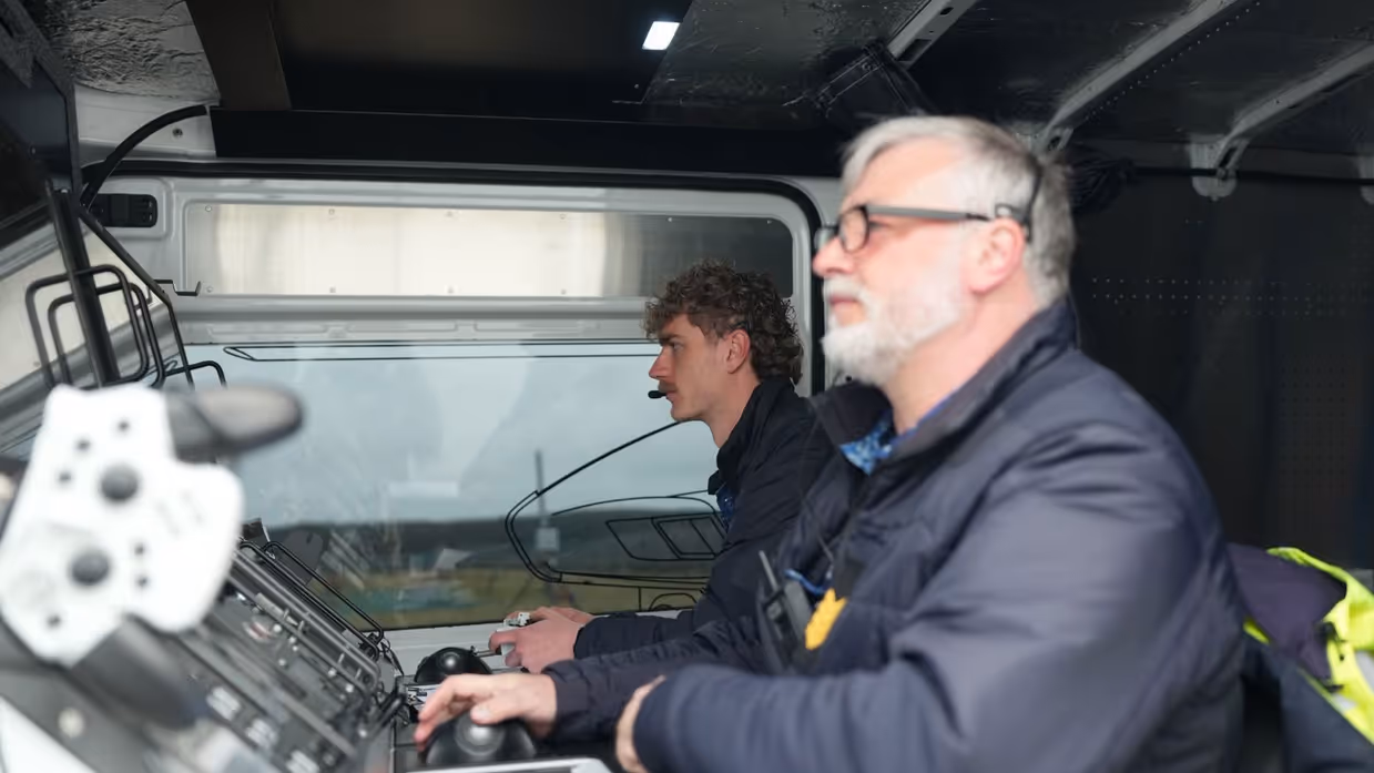 Jan een collega besturen de Skeldar vanuit een busje.