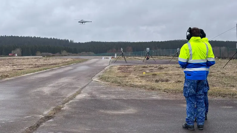 Monteurs kijken hoe een Skeldar wegvliegt.
