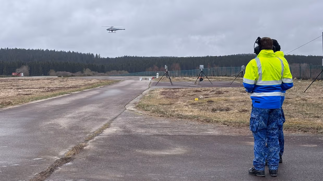 Monteurs kijken hoe een Skeldar wegvliegt.