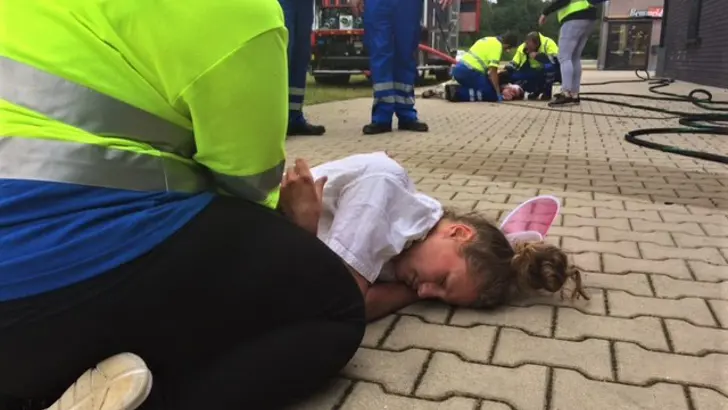 Hulpverleners ontfermen zich over gewonden.