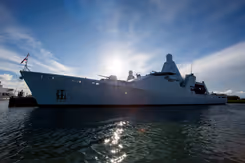 Marineschip gefotografeerd tegen de zon in.