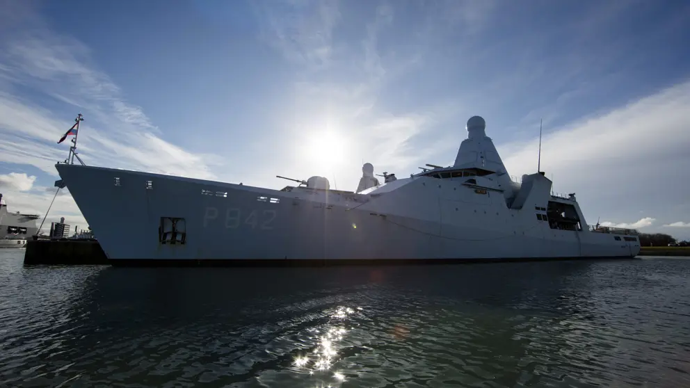 Marineschip gefotografeerd tegen de zon in.