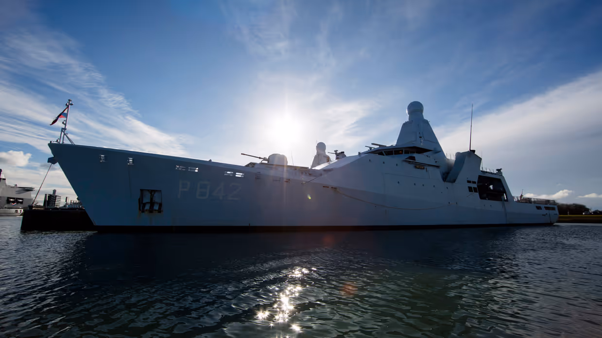 Close-up van de Zr.Ms. Friesland aangemeerd.