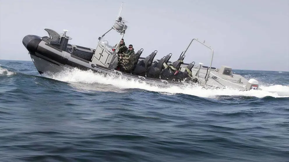 Een snel bootje vaart over de zee.