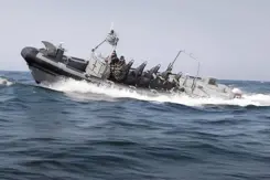 Een snel bootje vaart over de zee.