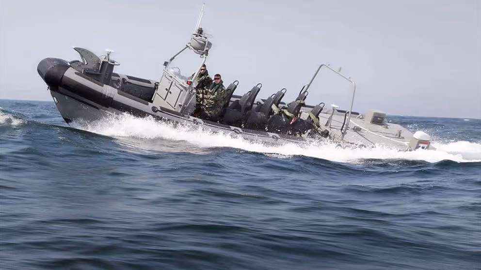 Een snel bootje vaart over de zee.